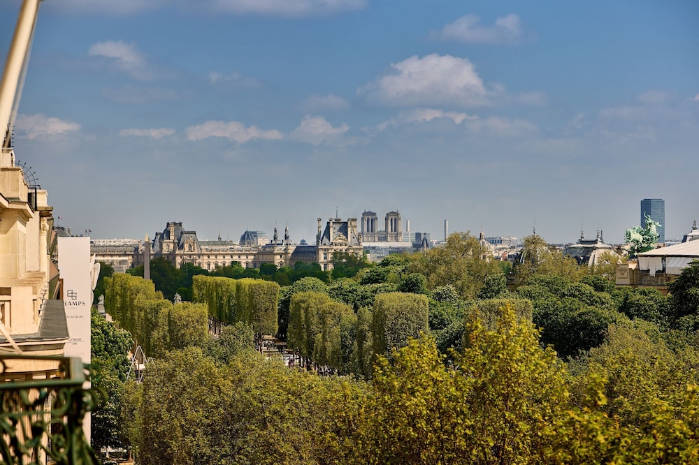 Champs Elysees View Room