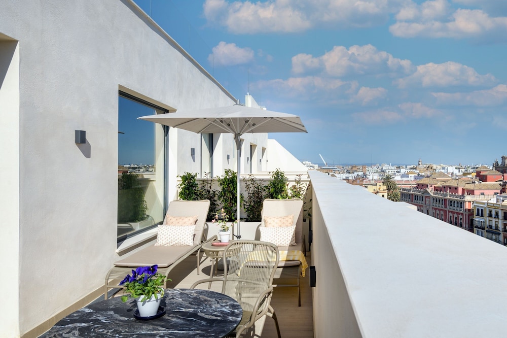 Grand Room, 1 King Bed, City View (Terrace)