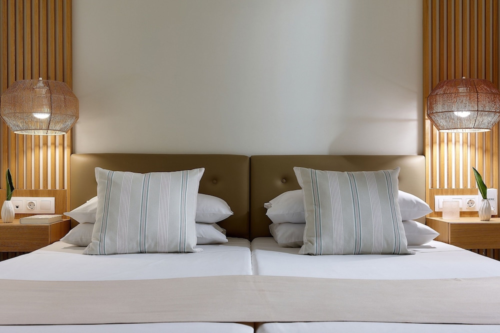 Classic Room, 1 Queen Bed, Balcony (View) photo 2