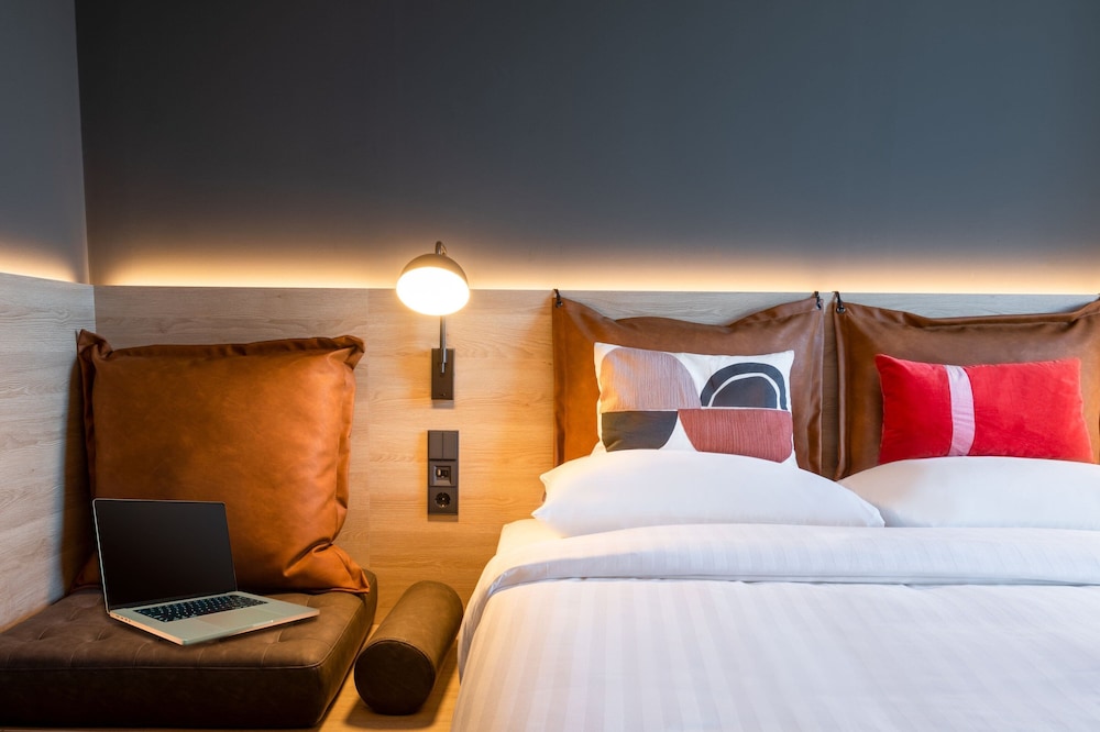 Room, 1 Queen Bed - Photo 5