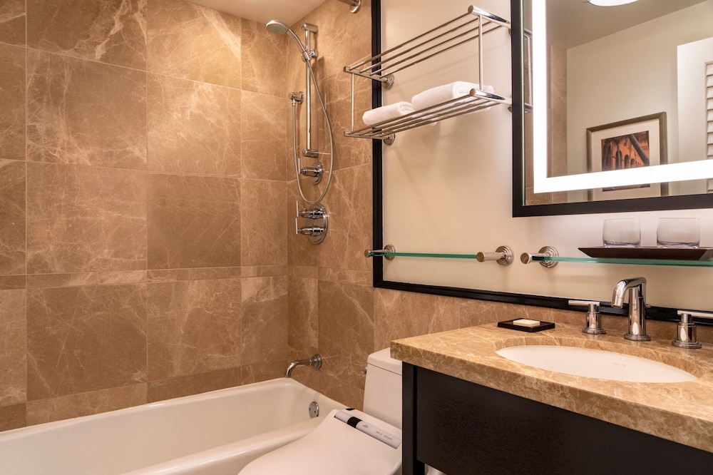 Prestige Oceanfront Suite, 1 Bedroom, 1 King + Sofa bed