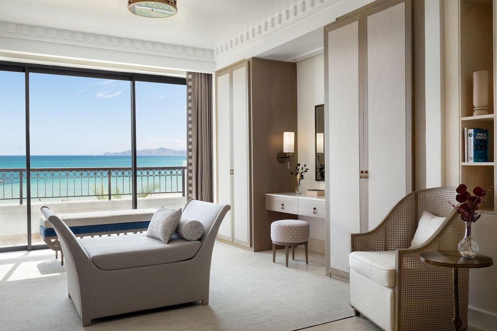 Signature Suite, 1 King Bed, Corner - Photo 5