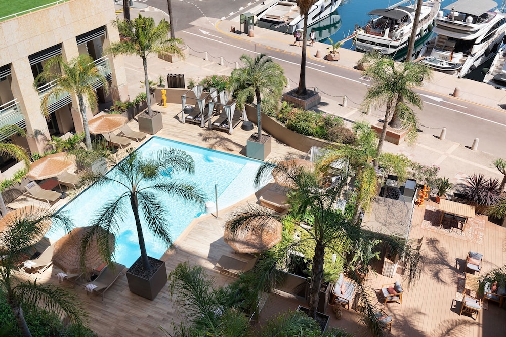 Deluxe Room, 1 King Bed, Sea View (Balcony) thumbnail 6