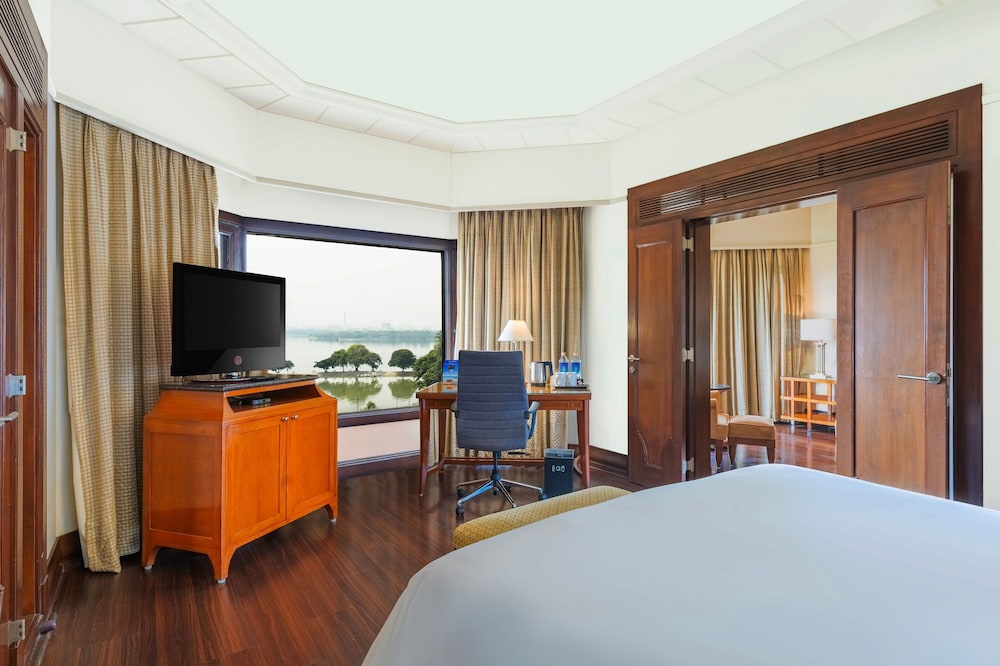 Executive Suite, 1 Bedroom, Lake View - Photo 4
