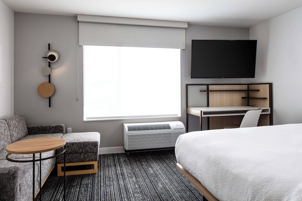 Studio, 1 King Bed with Sofa bed (Mobility/Hearing Accessible, Tub)