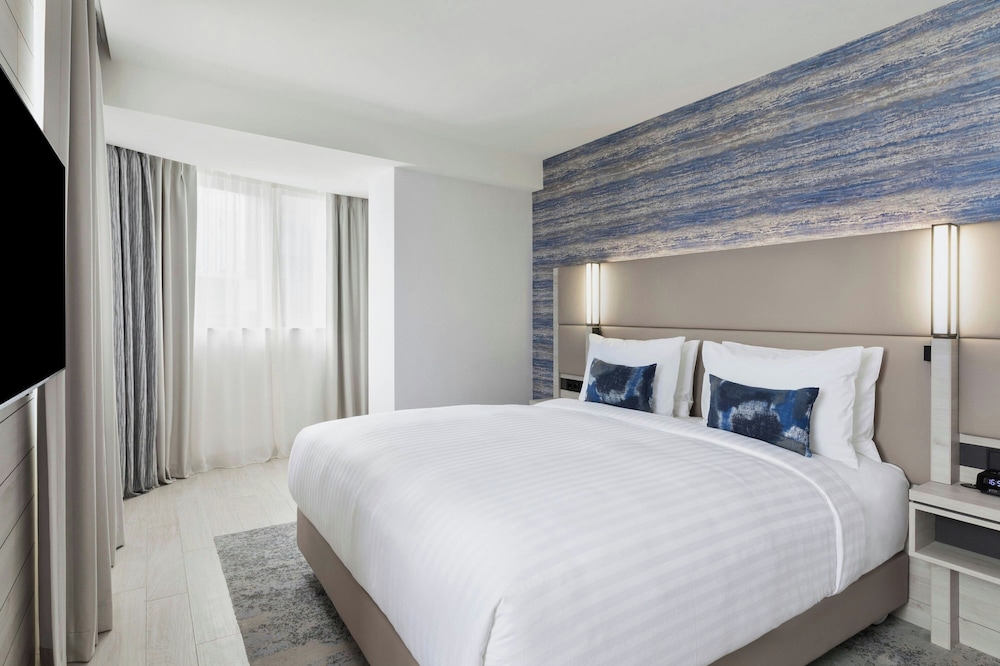 Suite, 1 King Bed, Sea View (Balcony) - Photo 3