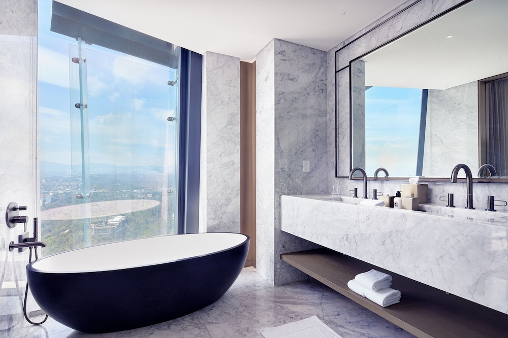 Executive Suite, 1 King Bed, City View (City View) thumbnail 5