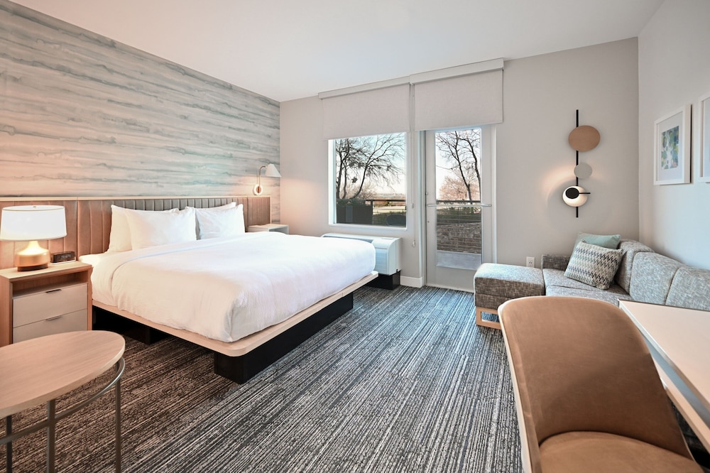 Room, 1 King Bed, Balcony - Photo 1