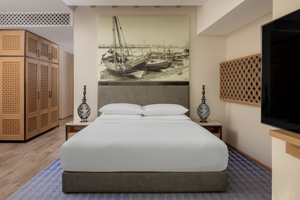 Deluxe Room, 1 King Bed, City View