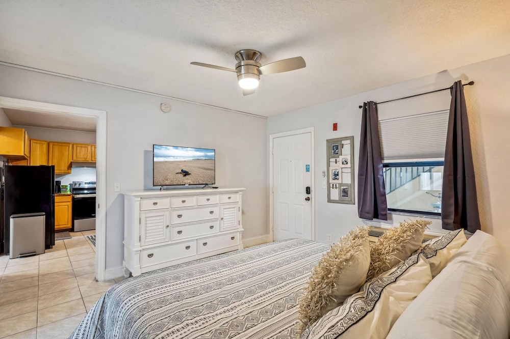 Condo, 1 King Bed with Sofa bed (Royal Orleans 117) photo 1