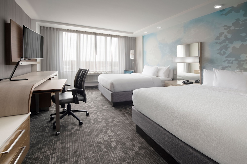 Room, 2 Queen Beds (Mobility/Hearing Access, Roll-In Shwr)