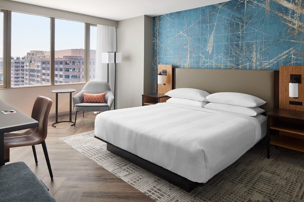 Club Room, 1 King Bed, Bathtub (Mobility/Hearing Accessible, Tub)