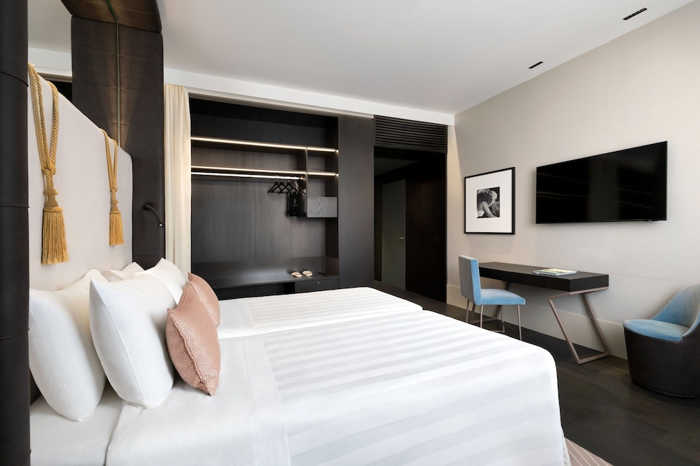 Deluxe Room, 2 Twin Beds, City View thumbnail 5
