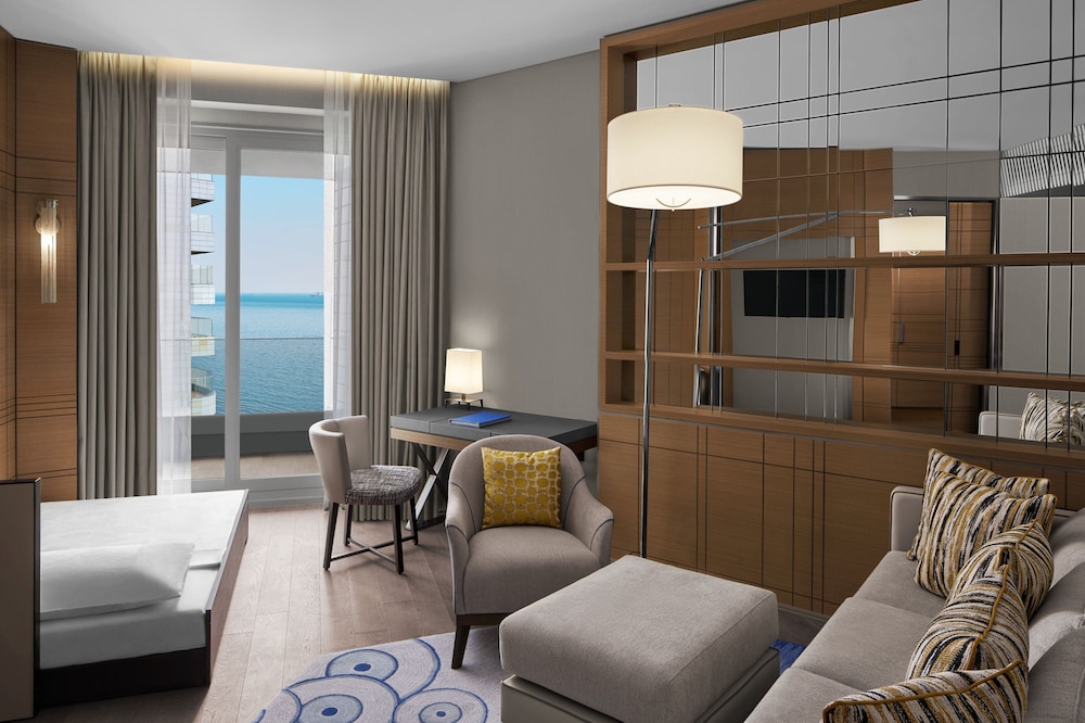 Elite Suite Partial View, Executive lounge access, 1 King, Sea view, Balcony