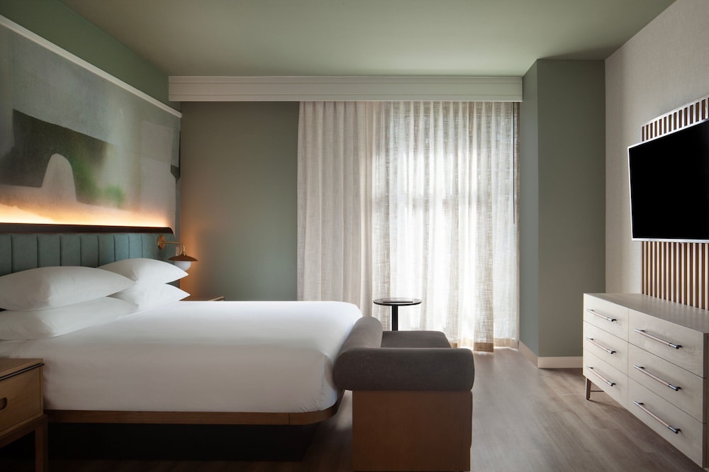 Room, 1 King Bed (Mobility/Hearing Accessible, Tub) - Photo 4
