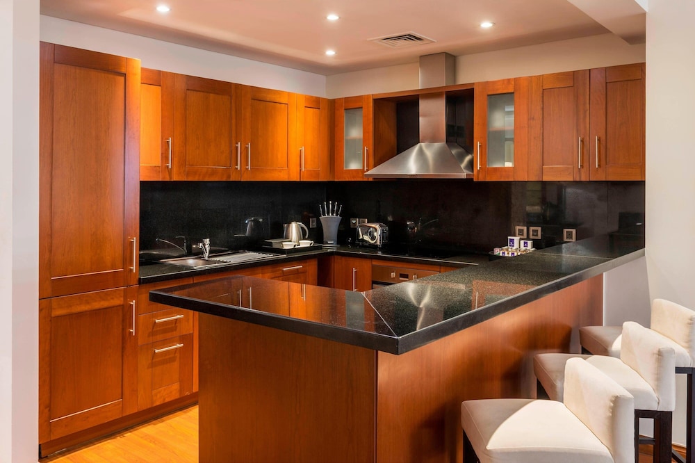 Room, 1 King Bed, Kitchen thumbnail 5