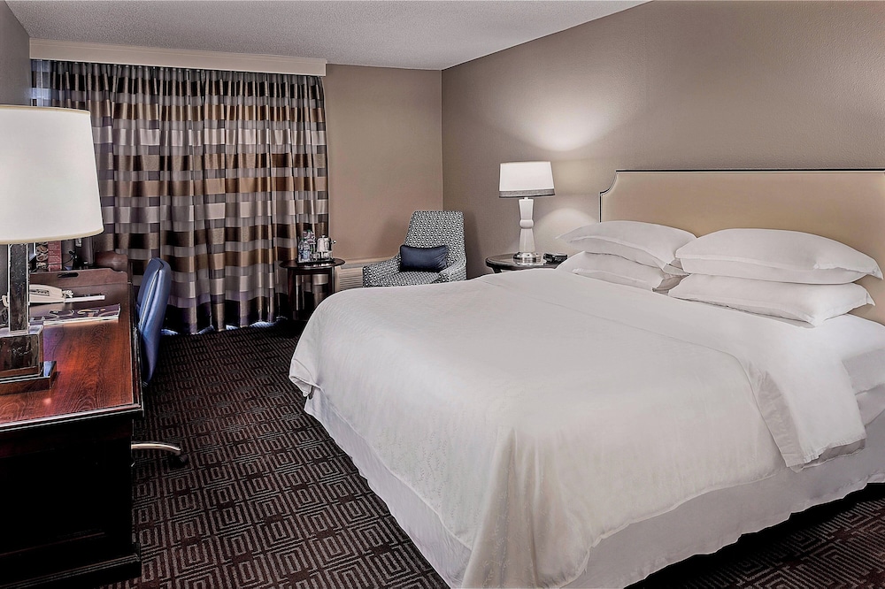 Premium Room, 1 King Bed - Photo 3