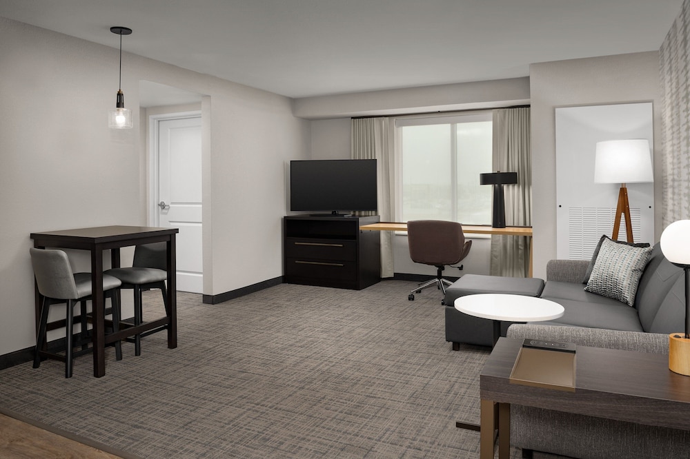 Suite, 1 Bedroom (Mobility/Hearing Access, Roll-in Shwr) photo 1