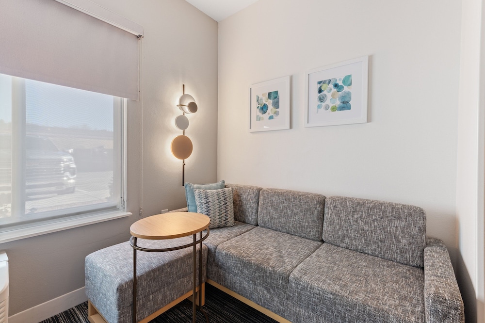 Studio, 1 King Bed with Sofa bed, Bathtub (Mobility/Hearing Accessible, Tub) photo 3