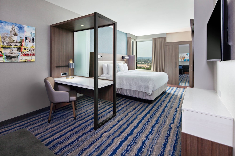 Suite, 1 King Bed (Hearing Accessible) photo 2