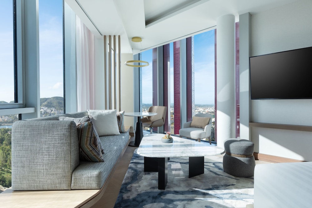 Premier Suite, 1 King Bed photo 2