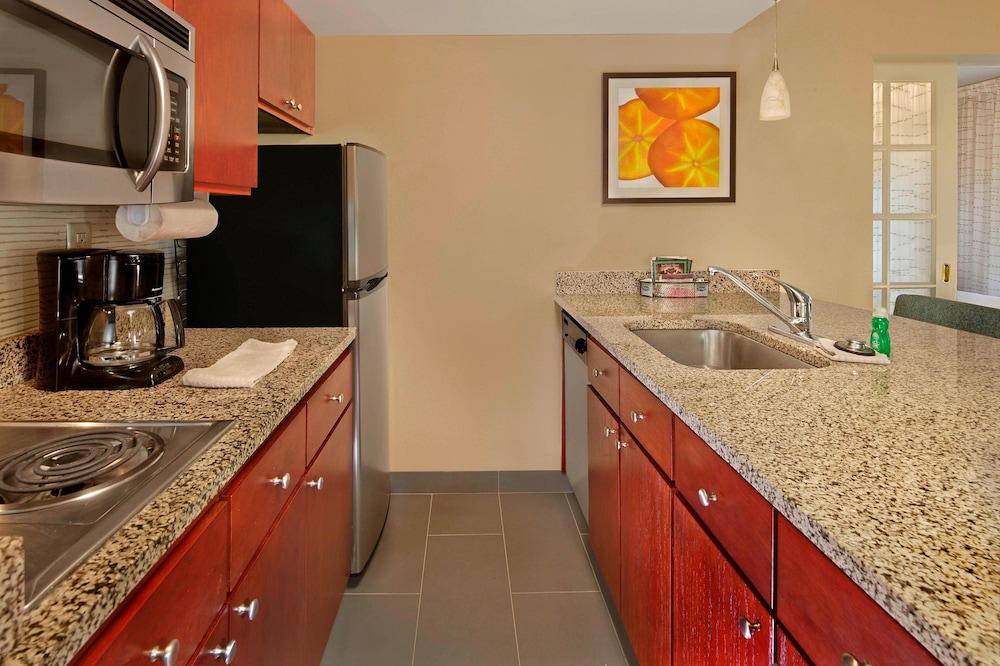 Suite, 2 Bedrooms, Non Smoking (Mobility/Hearing Access, Roll-In Shwr) photo 2