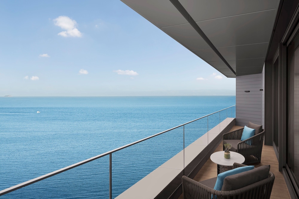 Executive Panoramic Sea, Executive lounge access, Guest room, 1 King, Balcony thumbnail 6