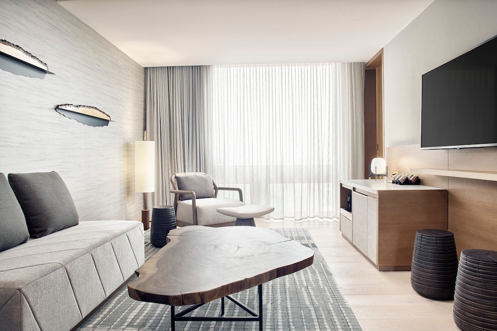 Executive Suite, 1 King Bed, Executive Level - Photo 1