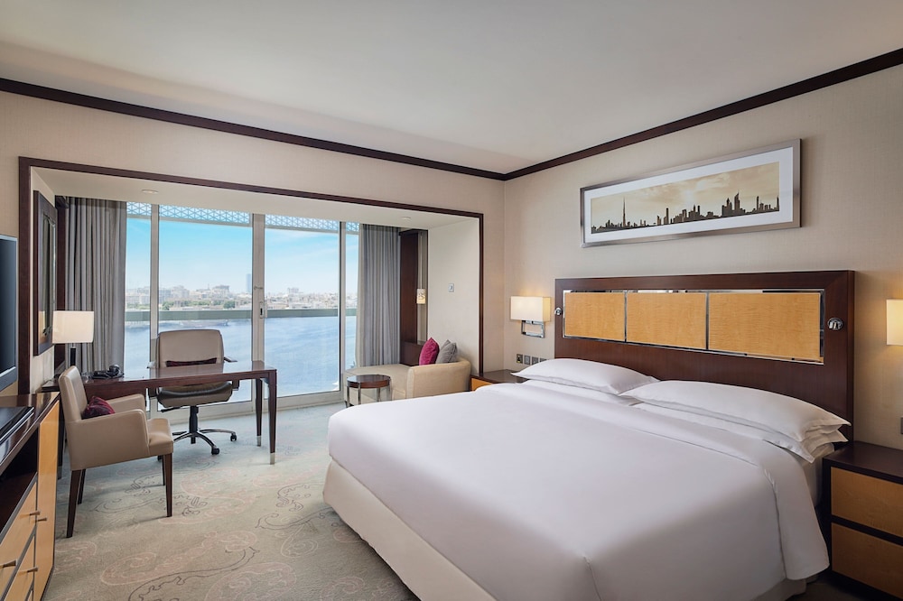 Deluxe Room, 1 King Bed (View) photo 3