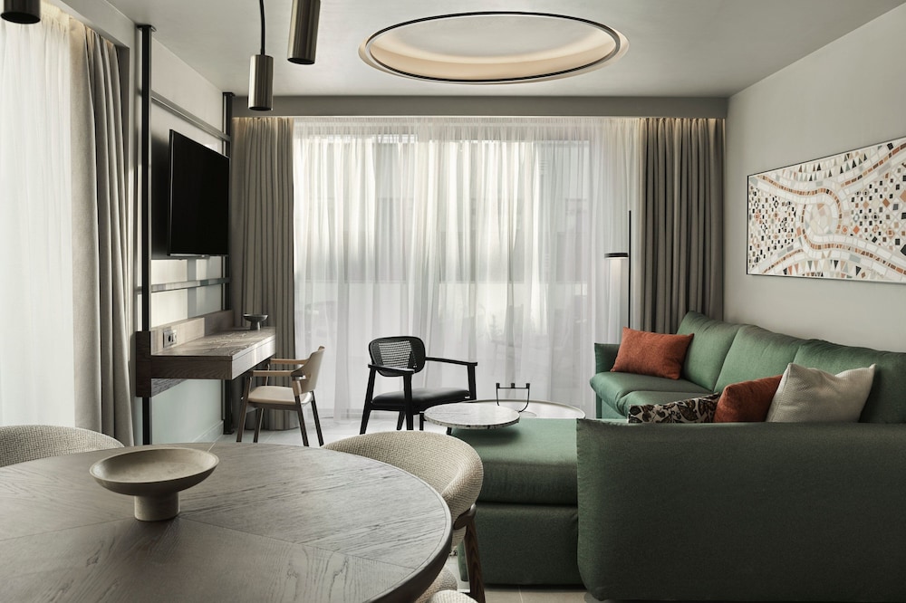Executive Suite, 1 Bedroom, Balcony - Photo 3