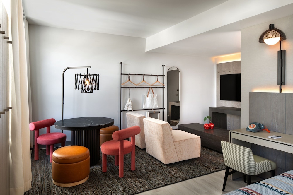 Suite, 1 King Bed, Balcony photo 1