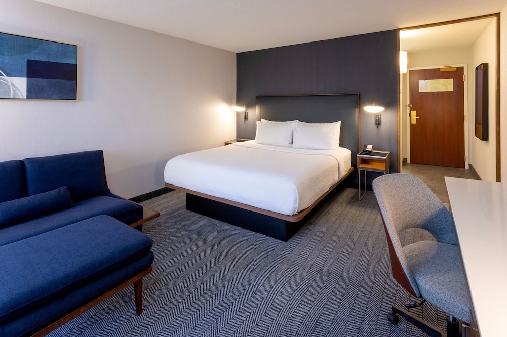 Room, 1 King Bed with Sofa bed (Mobility/Hearing Accessible, Tub)