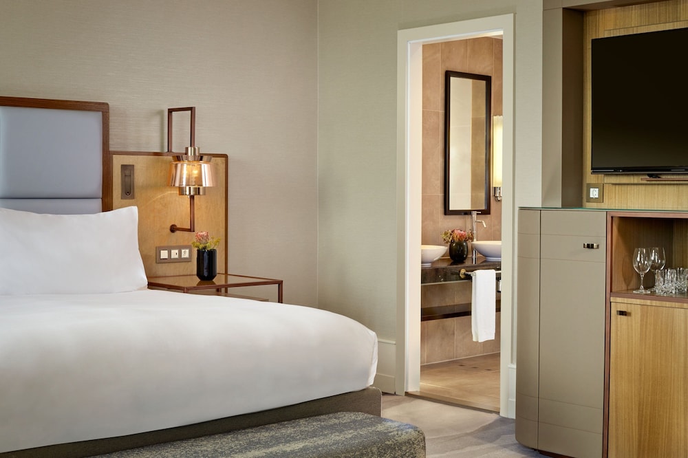 Junior Suite, 1 King Bed thumbnail 6