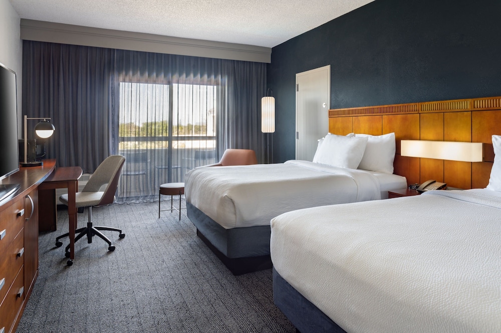 Room, 2 Queen Beds (Mobility Accessible, Tub) photo 3