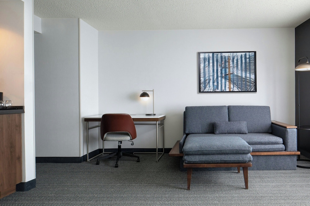Suite, 1 Bedroom (Mobility/Hearing Access, Roll-In Shwr)
