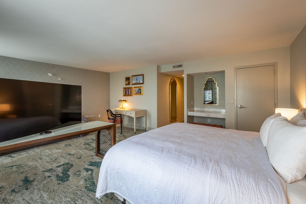 Executive Studio, 1 King Bed with Sofa bed