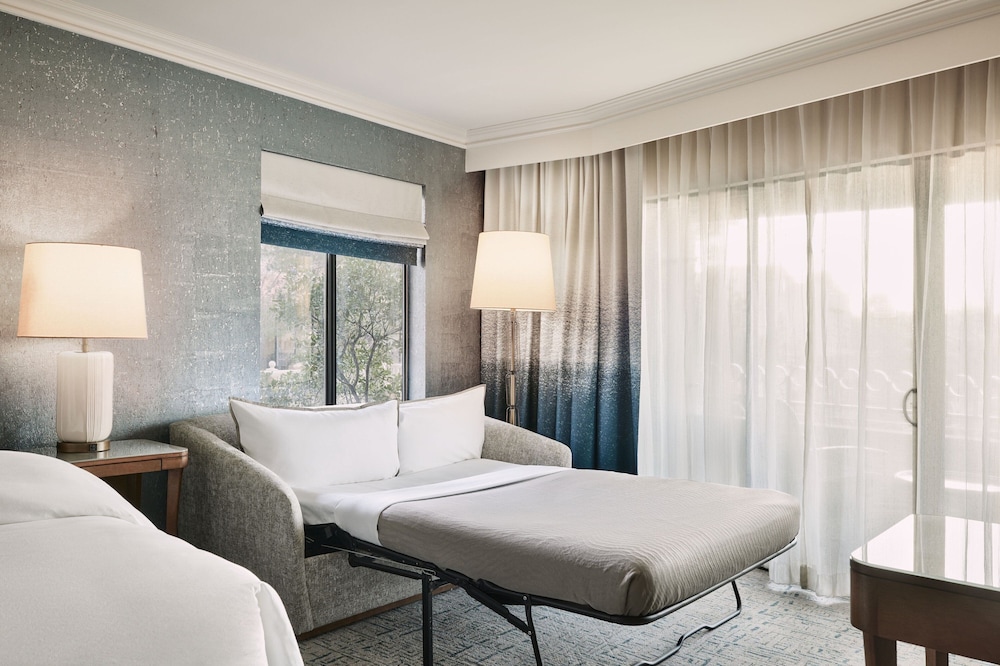 Deluxe Room, 1 King Bed, Pool View photo 3