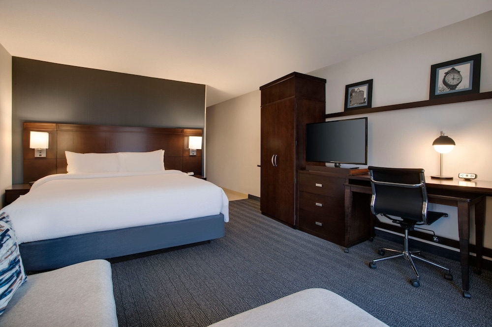 Deluxe Room, 1 King Bed with Sofa bed, Balcony (Hearing Accessible) - Photo 1