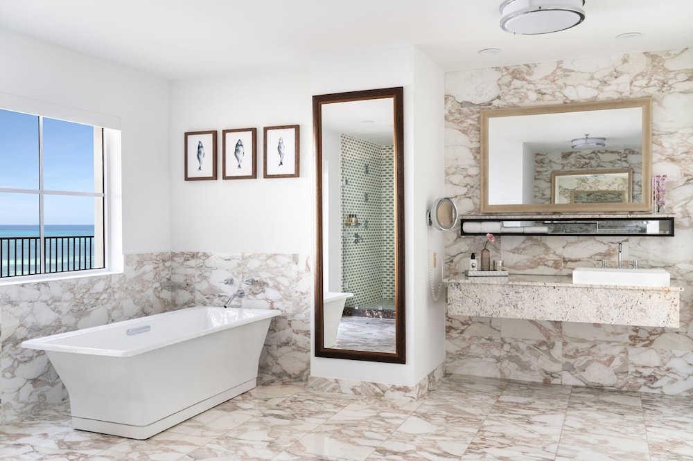 Club Suite, 1 King Bed, Oceanfront