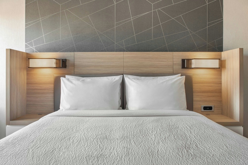 Suite, 1 King Bed (Mobility/Hearing Access, Roll-in Shwr)