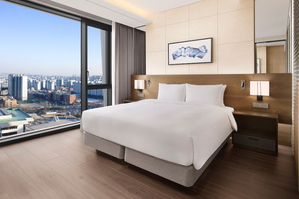 Suite, 1 King Bed, Non Smoking, Park View photo 3