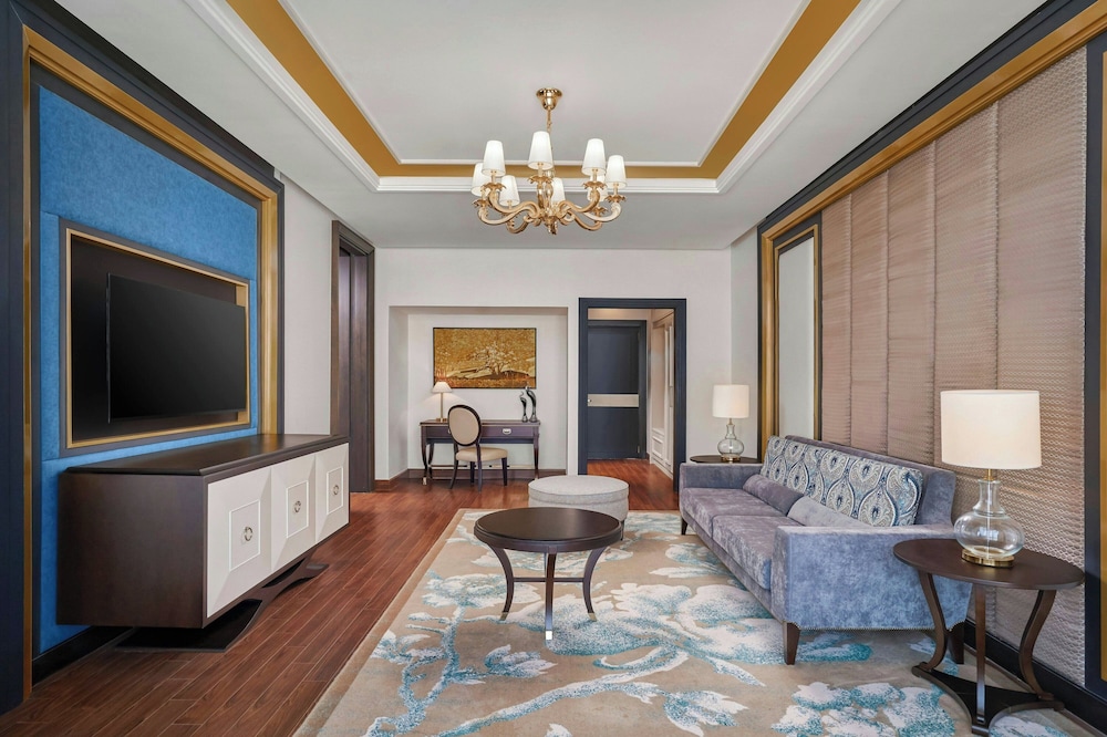 Club Suite, 1 King Bed, Terrace photo 3
