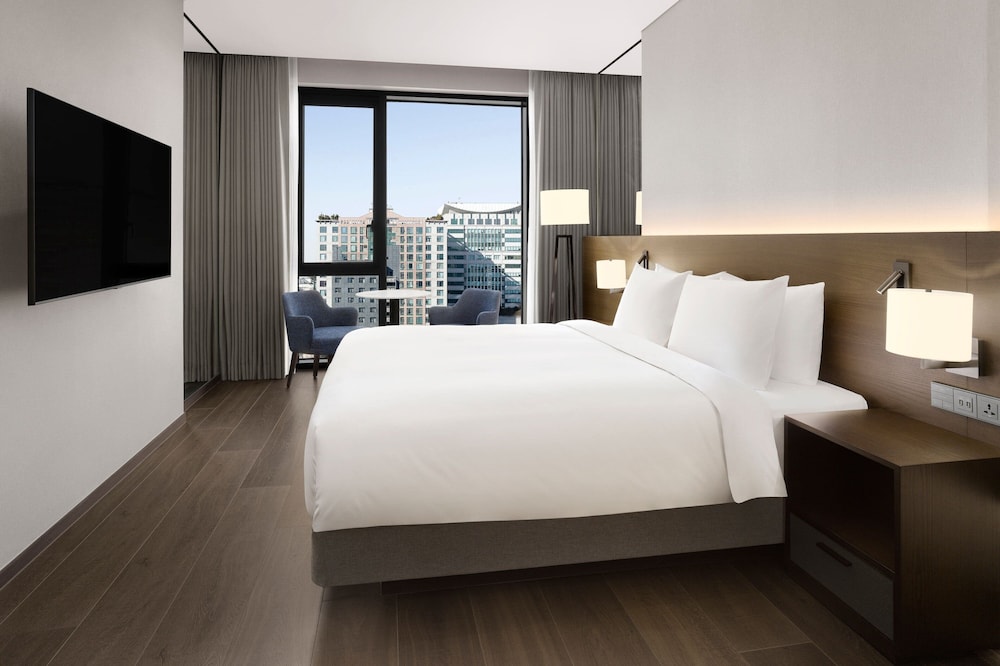 Premier Room, 1 King Bed, City View