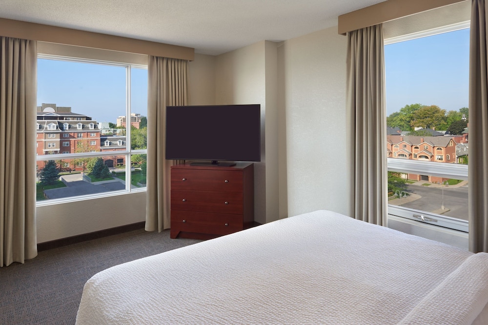 Suite, 2 Bedrooms, City View (Corner) - Photo 1