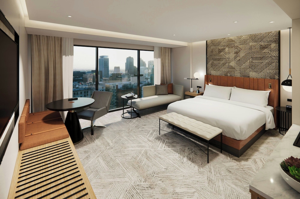Signature Room, 1 King Bed, City View - Photo 1