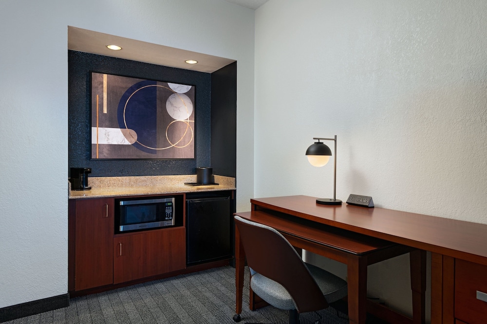 Suite, 1 Bedroom - Photo 2