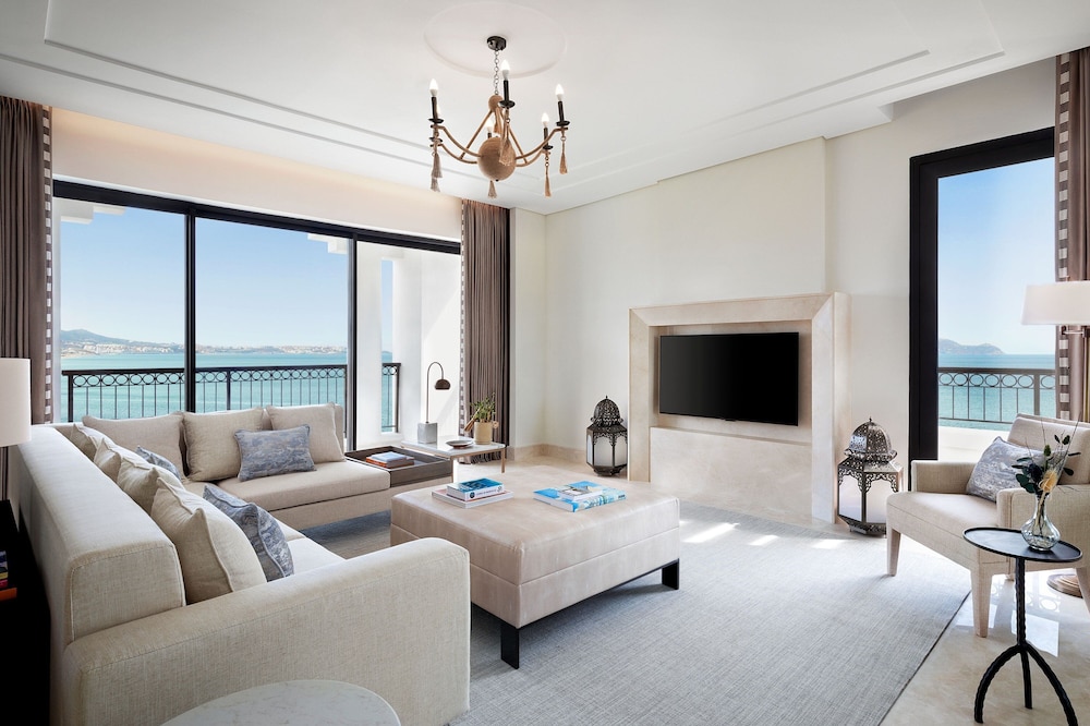 Signature Suite, 1 King Bed, Corner - Photo 6