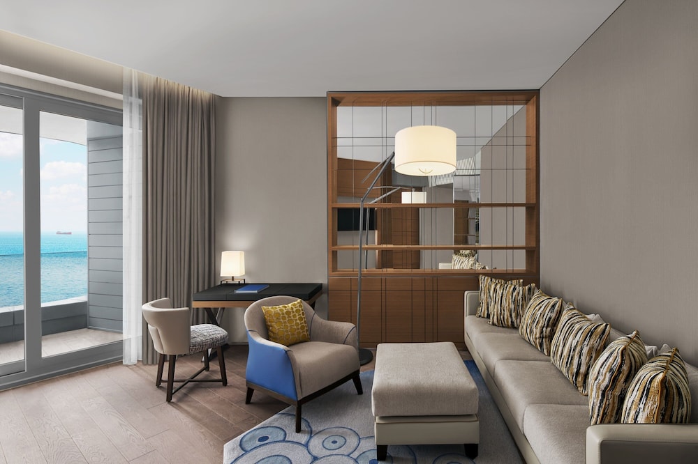 Elite Suite Partial View, Executive lounge access, 1 King, Sea view, Balcony
