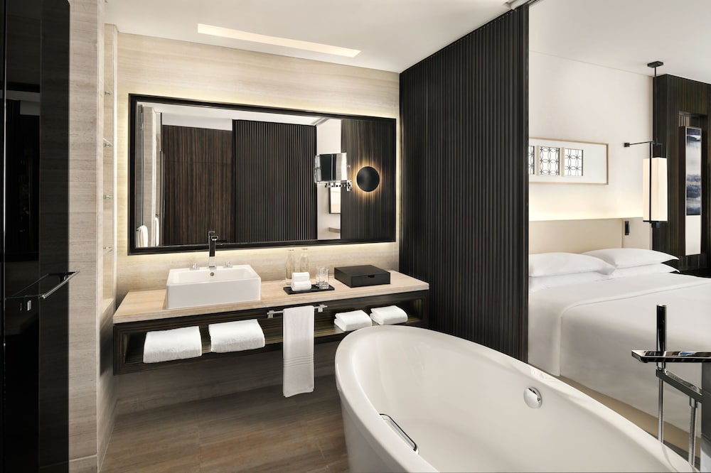 Room, 1 King Bed, City View thumbnail 5