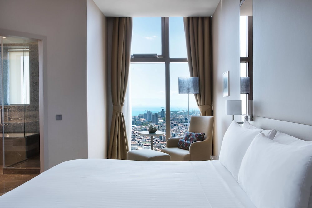 Executive Suite, 1 King Bed with Sofa bed, Corner (Lounge Access)